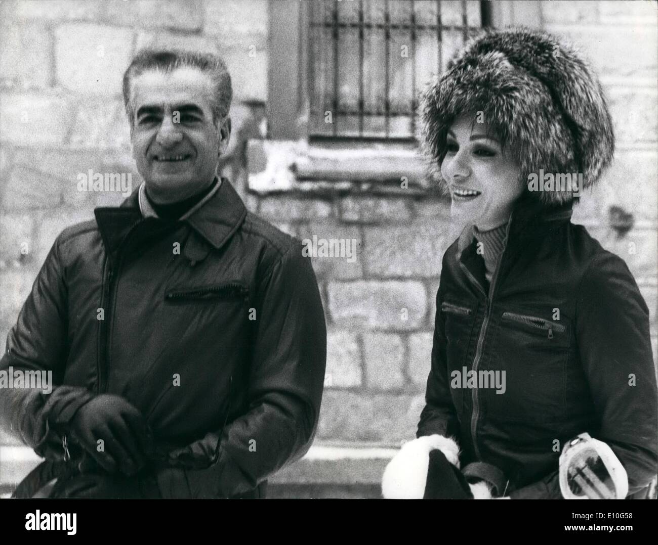 1. Januar 1973 - kaiserlichen Gäste in St. Moritz: Schah Reza Pahlevi und seine kaiserlichen Frau tatsächlich verbringen Winter Urlaub in des Schahs Villa Suvretta in St. Moritz, wo sie verwenden, um mehrmals im Jahr zu bleiben. Der Schah und Farah Diba sind bekanntermaßen sehr gern Ski. Foto zeigt Schah Reza Pahlevi und Farah Diba vor ihrer Villa Suvretta. Stockfoto