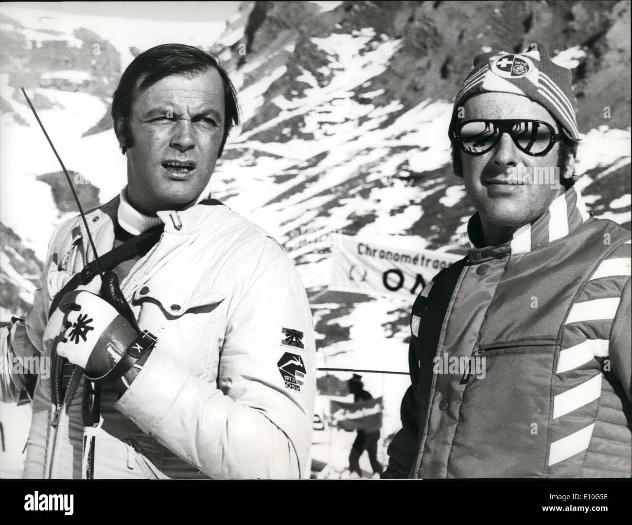 01. Januar 1973 - die Luberhorn-Rennen: Foto zeigt die beiden Trainer der beiden erfolgreichsten alpinen Ski-Bedingungen der Saison: Toni Sailor (links), der österreichische Teamboss und Adolf Ogi (rechts), Trainer der Schweizer Mannschaft. Sie warten hier auf die Ankunft ihrer Schützlinge vom LUberhorn-Abfahrtsrennen. Ogi wird verzaubert sein: 1. Und 2. Platz für ihn; Toni Sailor kann den 3. Platz bis zum 8. Platz zählen. Stockfoto