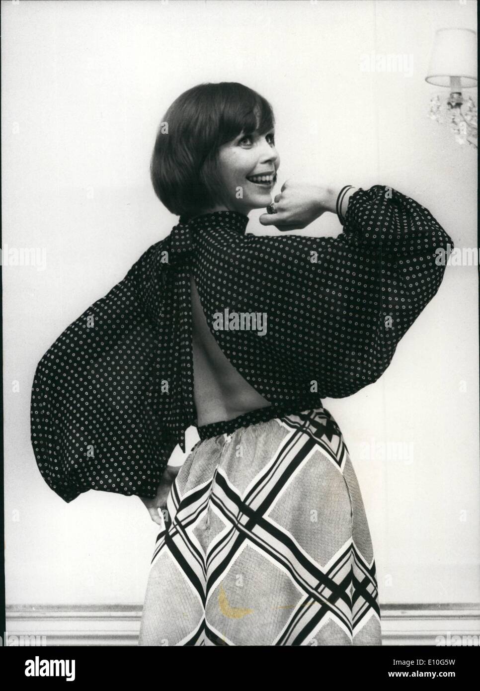1. Januar 1973 - The Hardy Amies Frühling und Sommer-Kollektion in London gezeigt: Modell Liz Rowland trägt ein langes Kleid, Batwing-Top mit offenem Rücken in schwarz / weiß getupft Seide Giselle, Rock in gelb/schwarz/weiß große Check print Seide aus kaum Amies Frühling und Sommer-Kollektion, die heute in London gezeigt. Stockfoto
