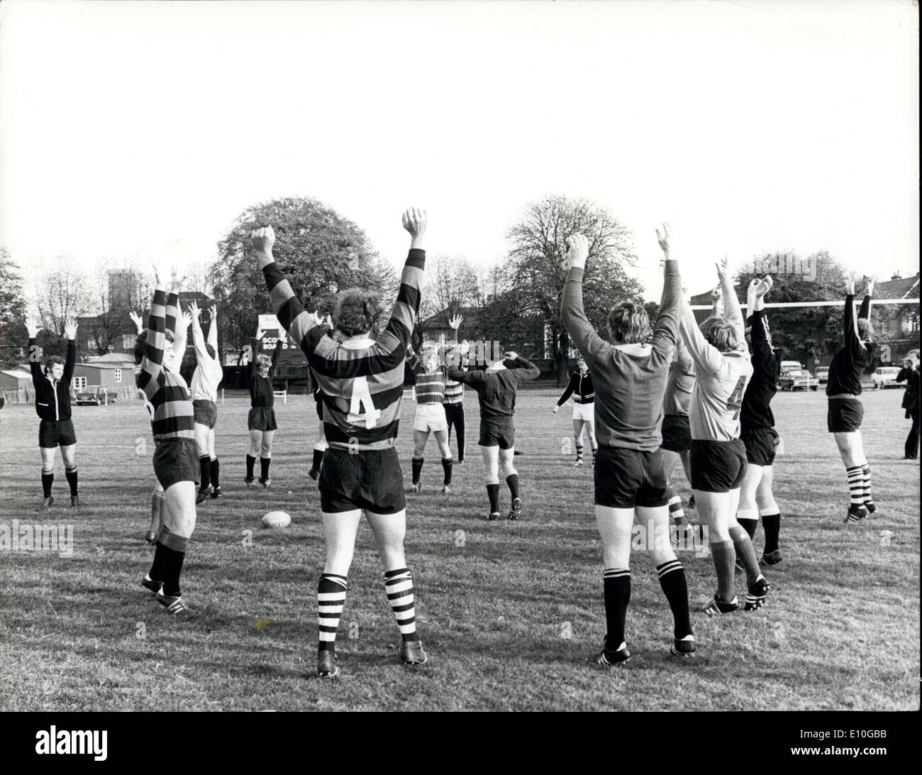 24. Oktober 1972 - All Blacks Protze oben: Mitglieder der New Zealand all Blacks Rugby tour Team, abgebildet Lockerungsübungen bis auf Richmond gestern. Stockfoto