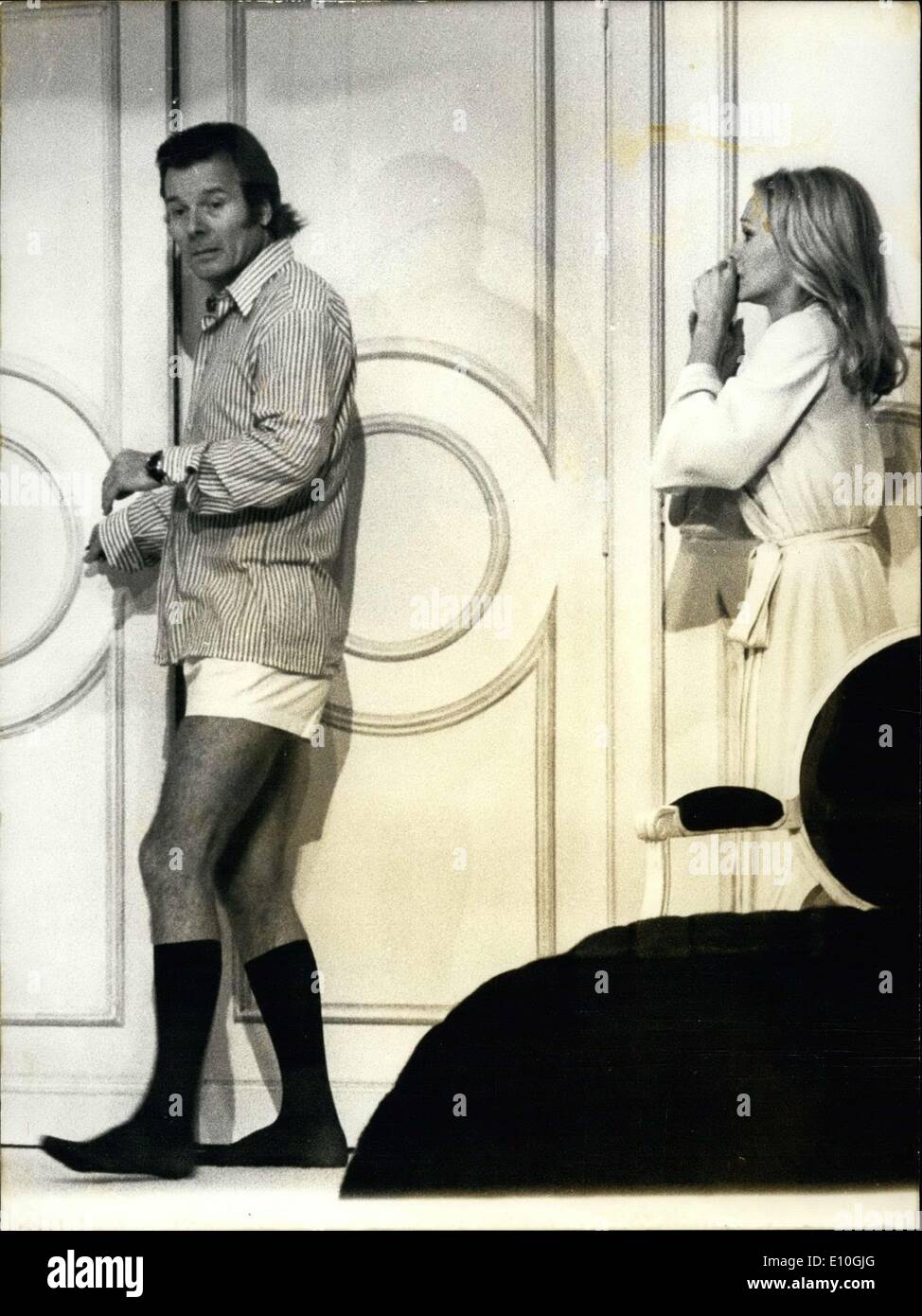 7. Januar 1973 - sind in einer Szene aus "Tournant '' auf der Bühne des Theatre De La Madeleine Jean Piat und Evelyne Dandry abgebildet. Stockfoto