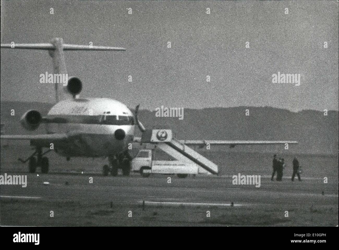 11. November 1972 - japanische Entführer in Aktion: Tatsuji Nakaoka (47) hält seine geladene Pistole auf die drei Besatzungsmitglieder, wie sie im Gänsemarsch die Hände gebunden von der Japan Air Lines 747 er entführt gehen hatte, um eine Boeing DC-8, wo er gefangen von der Tokyo Polizei versteckt im Flugzeug genommen wurde. Nakoaka machte den Fehler, der Entführung die 747, deren Reichweite nicht ihm nach Kuba über Vancouver und Mexiko mit 2 Millionen US-Dollar Lösegeld fliegen konnte Stockfoto