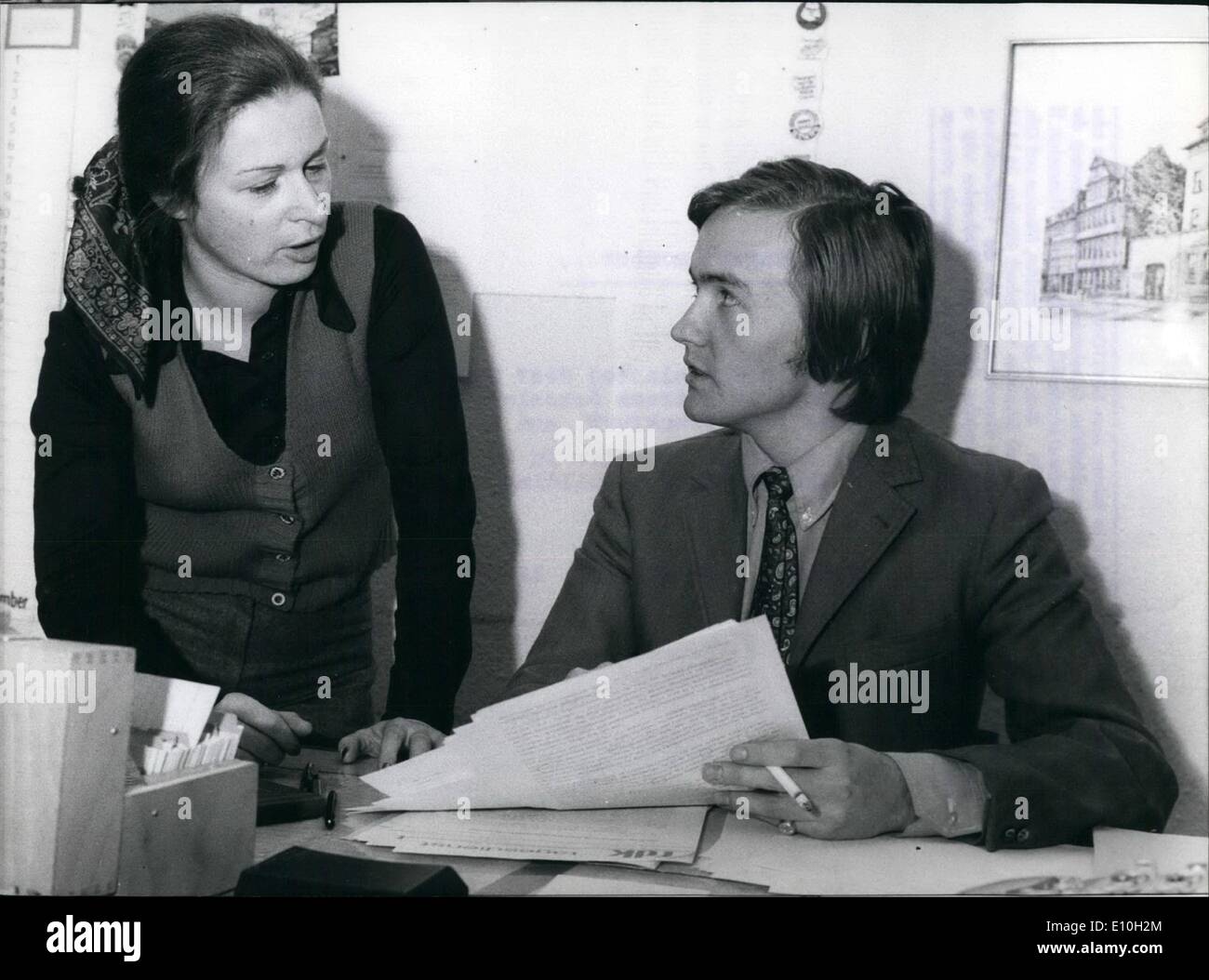 11. November 1972 - ist das jüngste Mitglied des neu gewählten Bundestages Westdeutschland Andreas Schoeler. Das FDP-Mitglied stammt aus Frankfurt und ist 24 Jahre alt. Foto zeigt Andreas Schooler im FDP-Partei-Büro im Gebäude Parlaments. Stockfoto