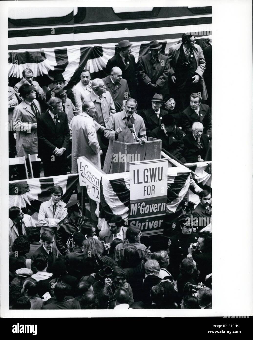 11. November 1972 - machen Kandidat der Demokraten für Präsidenten Senator George McGovern die traditionellen Kampagne gegen Besuch New Yorker Garment District. Er sprach mit einer Menge von mehr als 20.000 Menschen. Auf der Plattform waren Bürgermeister Lindsay, ehemaliger Bürgermeister Robert Wagner, International Damen Garment Workers Union Chef Louis Stulberg, ehemalige ILOWU nationalen demokratischen Präsidenten Jean Westwood. Senator Edward Kennedy geschlossen so genannte McGovern '' die beste Rallye wir an jedem Ort in dieser Kampagne hatten " Stockfoto