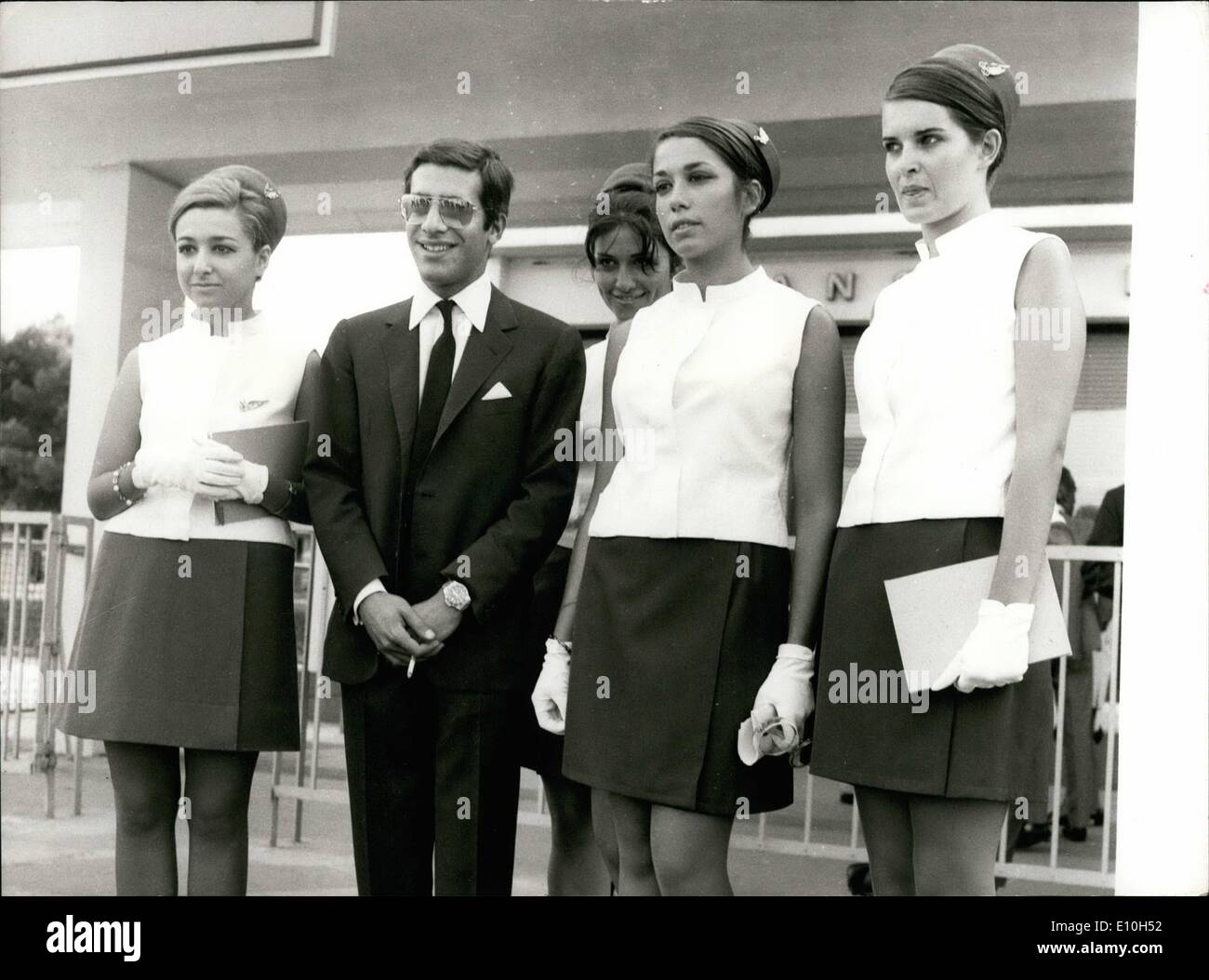 11. November 1972 - Nr. 3. Alexander Onassis mit einer Gruppe von Olympic Airways Stewardessen. ZU Stockfoto