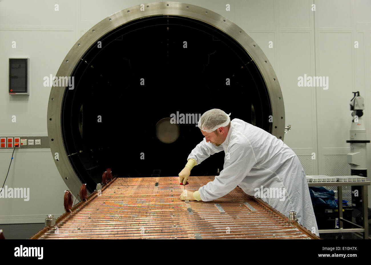 Mitarbeiter Alexander Zoerner von nur es misst bei Kühlung und Heizung Einheiten einer thermischen Vakuumkammer am Max-Planck-Institut für Solar System Research (MPS) in Göttingen, 20. Mai 2014. Premier des unteren Sachsen Weil (SPD) eröffnet das Institut auf dem Campus Nord der Universität am 21. Mai 2014. Foto: SWEN PFOERTNER/DPA Stockfoto