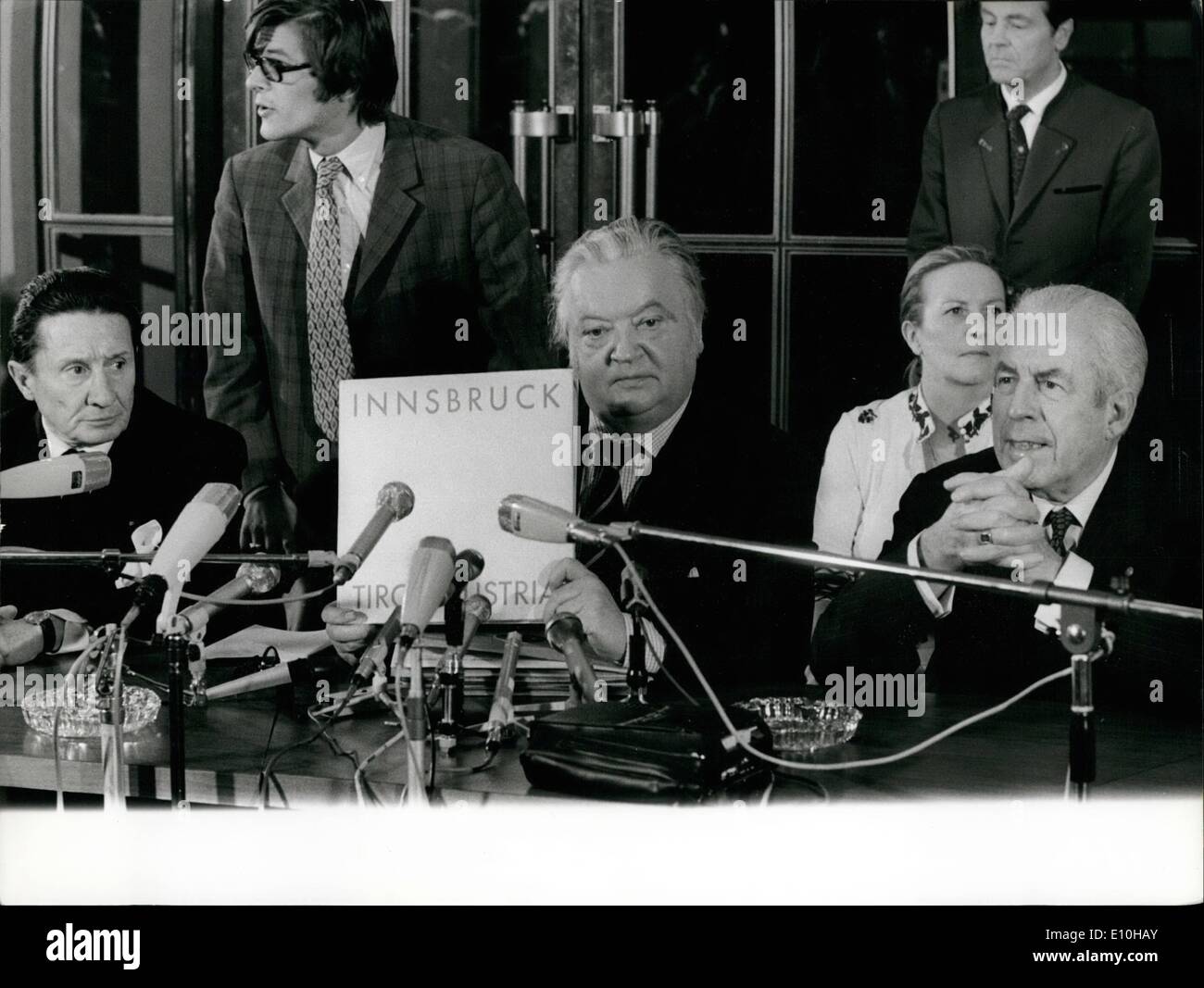 2. Februar 1973 - internationale Komitee in Lausanne: Lord Killanin kündigt das Urteil der I.O.C.:I Nnsbruck organisieren die Olympischen Winterspiele 1976.De verließ Beaumont und Takac (Jugoslawien) rechts. Stockfoto