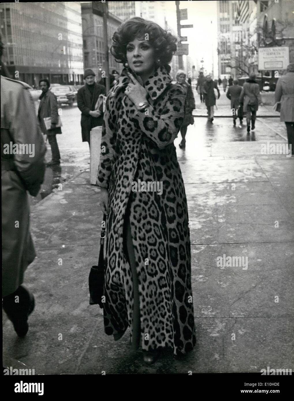 2. Februar 1973 - New York City Gina Lollobrigida, hier für private fotografische Zuordnung (sie tut viel so etwas professionell), sich für einen Spaziergang. Die Schauspielerin wurde scharf kritisiert für ihre Pelze - besonders diese wirbelnde Knöchel Länge Leopard von erzürnt Tierfreunde. Stockfoto