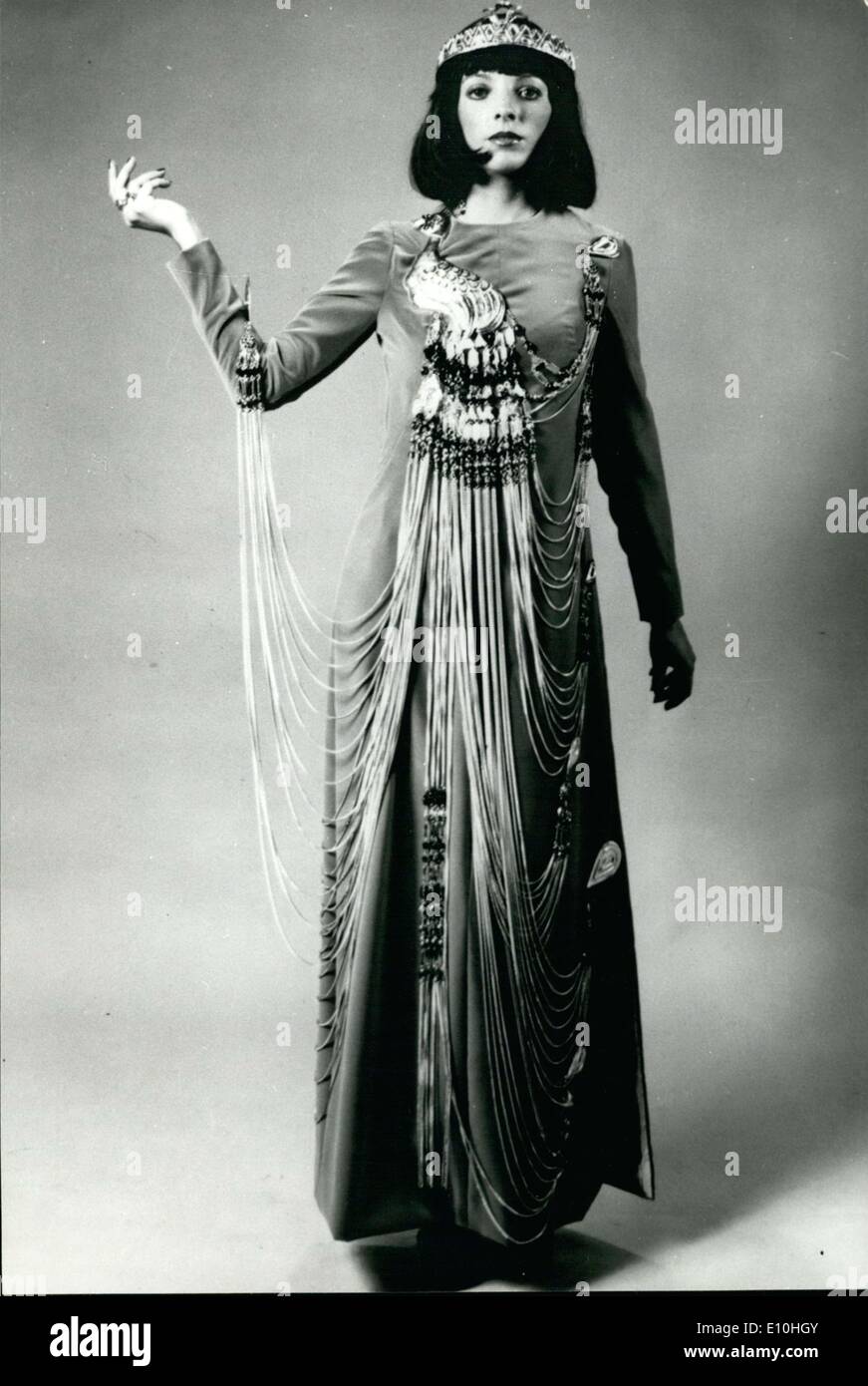 24. November 1972 - sieht aus wie die Königin von Saba: ein Modell zeigt ägyptisch aussehende Schmuckaccessoires entworfen von Mme Michi Takehisha, bei einer japanischen Schmuck-Show in Tokio. Das Zubehör namens '' Liebe am Nil '' gestaltet wie ein Pfau in Gold mit langen Schwalbenschwanz Federn fallen bis zum Saum des Modells Kleid. Stockfoto