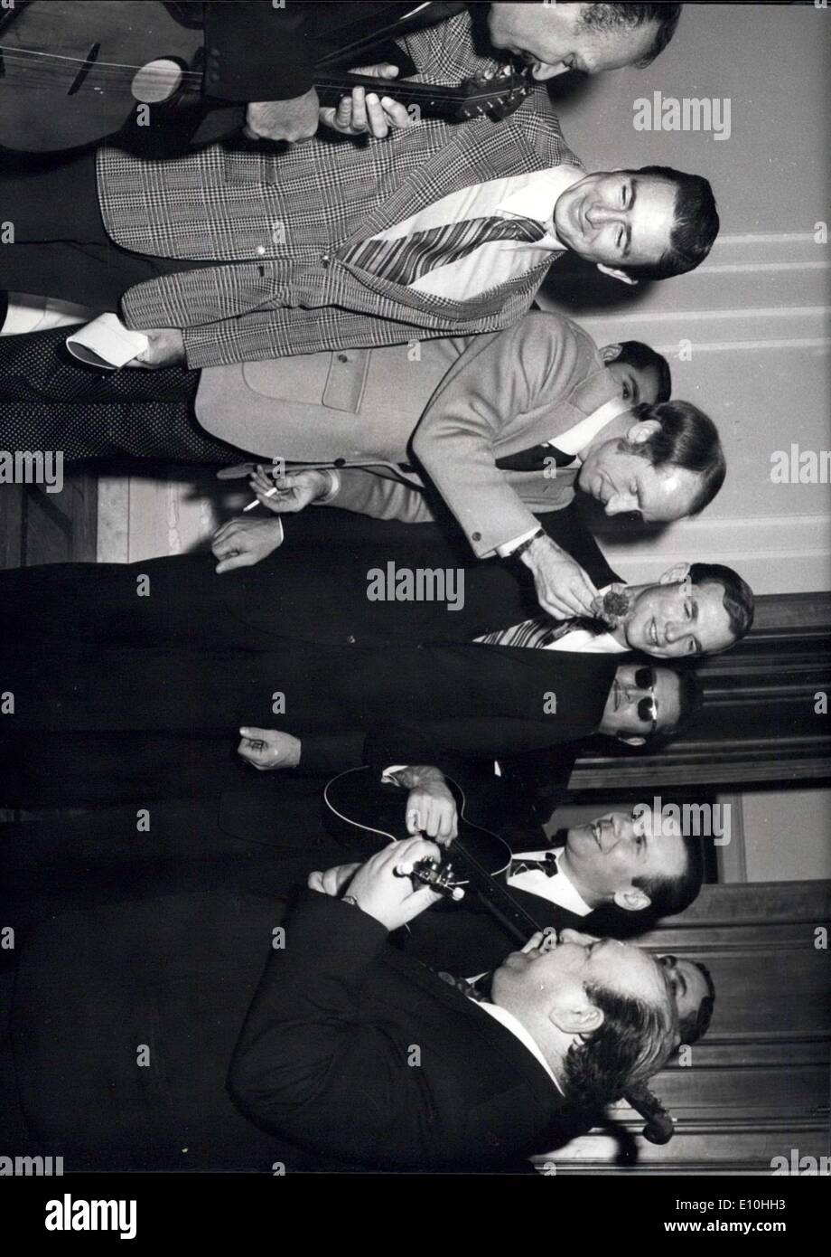27. November 1972 - Apollo -15-Astronauten besuchen Jugoslawien: amerikanische Astronauten David Scott, Alfred Warren und James Irvin, der Besatzung der Apollo -15-Moonflight, angekommen in Jugoslawien am 24. Januar für einen siebten Tagesbesuch. Während in Belgrad Astronauten traf sich mit jugoslawischen Staatsmänner, Sitzungen mit jugoslawischen Wissenschaftlern und Studenten, und für einen Abend waren Ehrengast des Belgrad International Film Festival '' Fest 72''. Ihre 15-minütige Film '' der Spaziergang auf dem Mond '' innerhalb gezeigt wurde das Festival-Programm Stockfoto