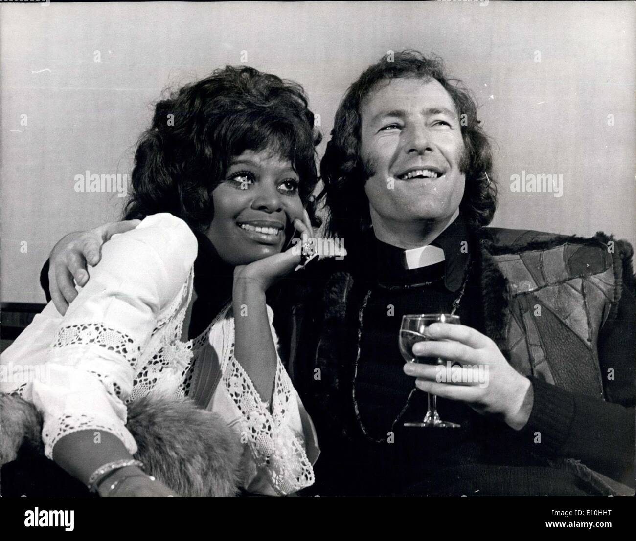 4. Dezember 1972 - Pfarrer um Schauspielerin Mi: The Reverend Murray Grant, 36, Vikar in St. Mary Magdalene, Munster Square, Regents Park, im Bild mit seiner Verlobten, Miss Nina Baden-Semper, 26, die Trinidad geborene Schauspielerin und Tänzerin, nachdem sie ihr Engagement gestern angekündigt hatte. Sie sollen im Februar heiraten. Miss Baden-Semper ist ein Stern von Thames Television Comedy '' Love Thy Neighbor " Stockfoto