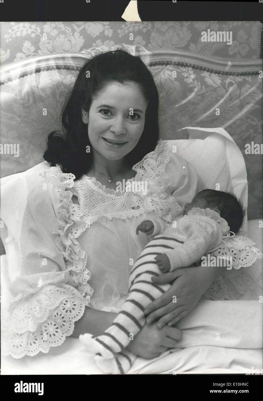 10. Februar 1973 - Seifenoper Sterne Marie-José Nat präsentiert ihren Sohn: Julian Stockfoto