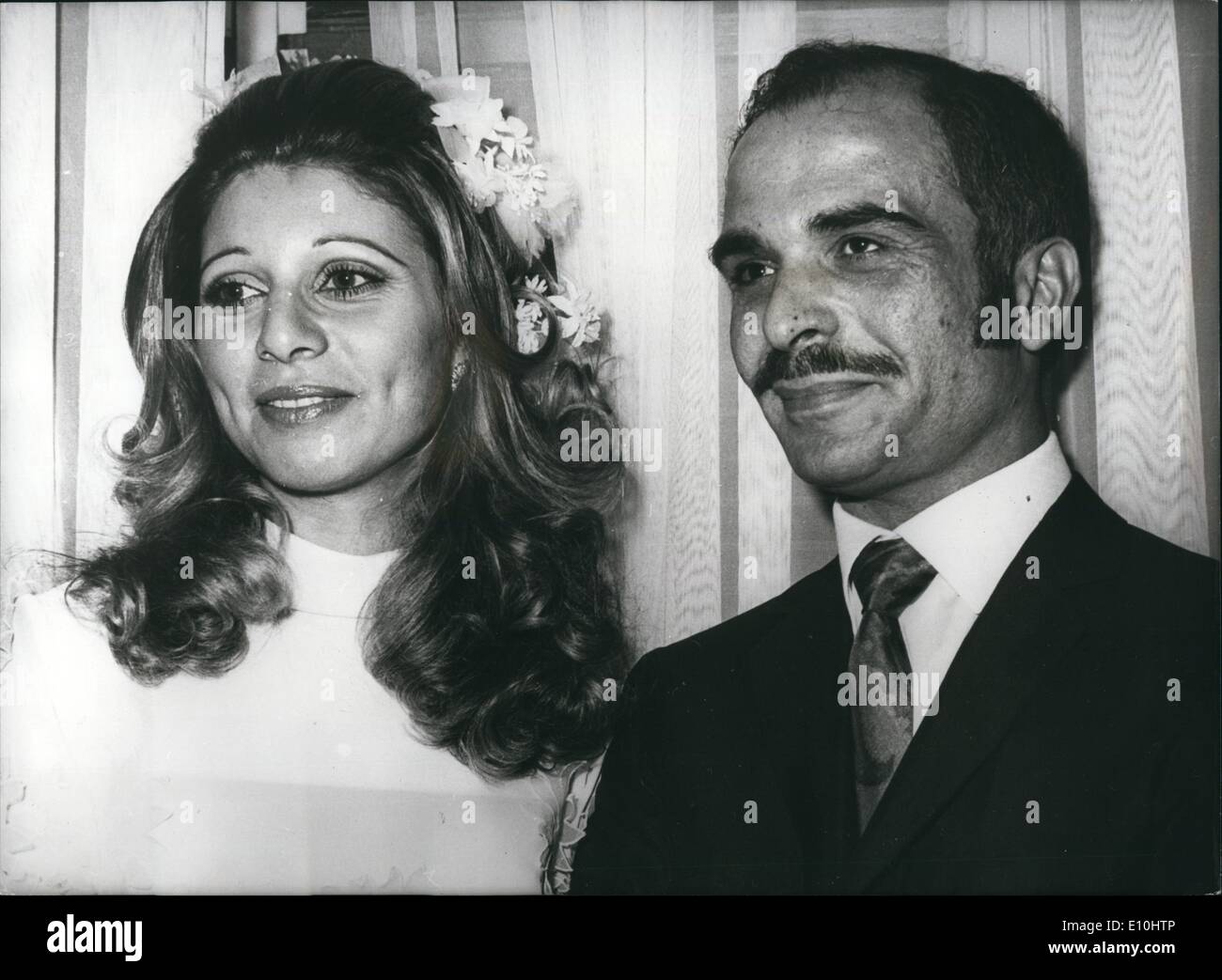 12. Dezember 1972 - König Hussein von Jordanien heiratet wieder: König Hussein von Jordanien nach heimlich scheiden seine zweiten Frau, British-Born Prinzessin Muna wieder geheiratet hat. Er hat seine neue Braut, 24-j hrige Alia Toukan, eine offizielle jordanische Öffentlichkeitsarbeit Mi. Am Heiligabend. Sie hat bereits verkündet worden Königin - eine Ehre Prinzessin Muna, der vier Kinder hat nie gegeben. Zur Freude seiner Menschen, König Hussein ha eine arabische Frau wieder. Foto zeigt König Hussein mit seiner neuen bide Ala im Bild nach der Hochzeit im Haus der Vater der Braut. Stockfoto