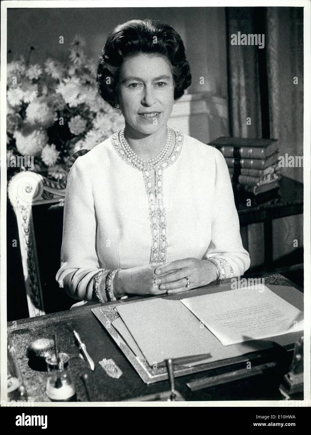 12. Dezember 1972 - aufgezeichnet HM The Queen abgebildet zum Zeitpunkt ihrer Majestät ihr Weihnachten ausgestrahlt am Buckingham Palace. Die Königin trägt ein Kleid aus feiner Zitrone gelb Wolle, mit Stickerei um den Hals, Ärmeln und unten die von des Kleides Reihe drei Perlenkette Perle und Diamant-Ergebnis. Stockfoto