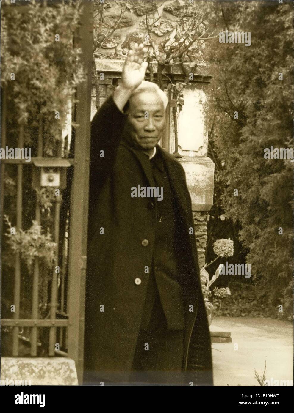 12. Dezember 1972 - Lu Duc Tho: Lächelnd, aber keine Kommentare: Foto zeigt Nordvietnamesen Führer Le Duc Tho hintergründig lächelnd, als er zu Zeitungsmänner am Tor winkt eine Vorstadt Villa in Choisy Le Roi nach seiner neuen Gespräche mit Henry Kissinger today.a od Stockfoto