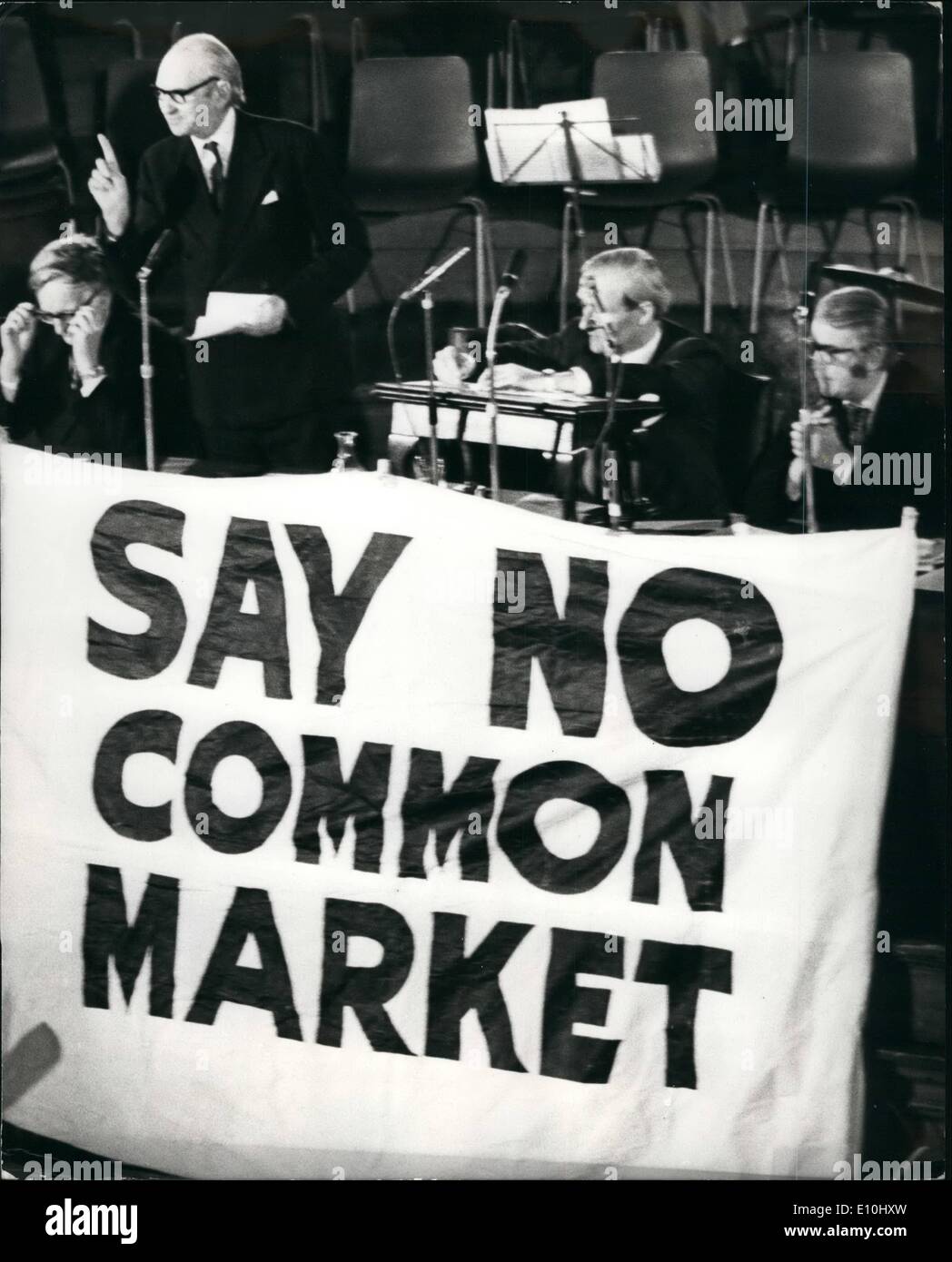 12. Dezember 1972 - Anti-gemeinsamer Markt Widerstand Rallye Held Cetral Hall - Westminster: Eine Rallye in der Westminster Central Hall wurde heute von den Anti-EWG-Organisationen aus Protest gegen den Beitritt Großbritanniens gefordert. Das Foto zeigt Colin Jordan (Mitte) Führer der britischen nationalsozialistischen Bewegung, außerhalb der zentralen Halle mit einigen der Anti-gemeinsamen Markt Demonstranten abgebildet. Stockfoto