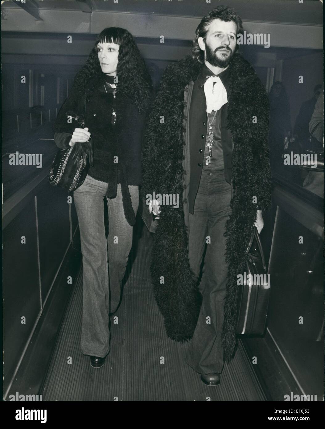 3. März 1973 - Ringo aus nach New York: Foto zeigt Ex-Beatle Ringo Starr und seine Frau Maureen, abgebildet in Heathrow gestern vor seiner Abreise nach New York - beide tragen Astrachan-Mäntel. Ringo ist ein neues Album zu diskutieren. Stockfoto