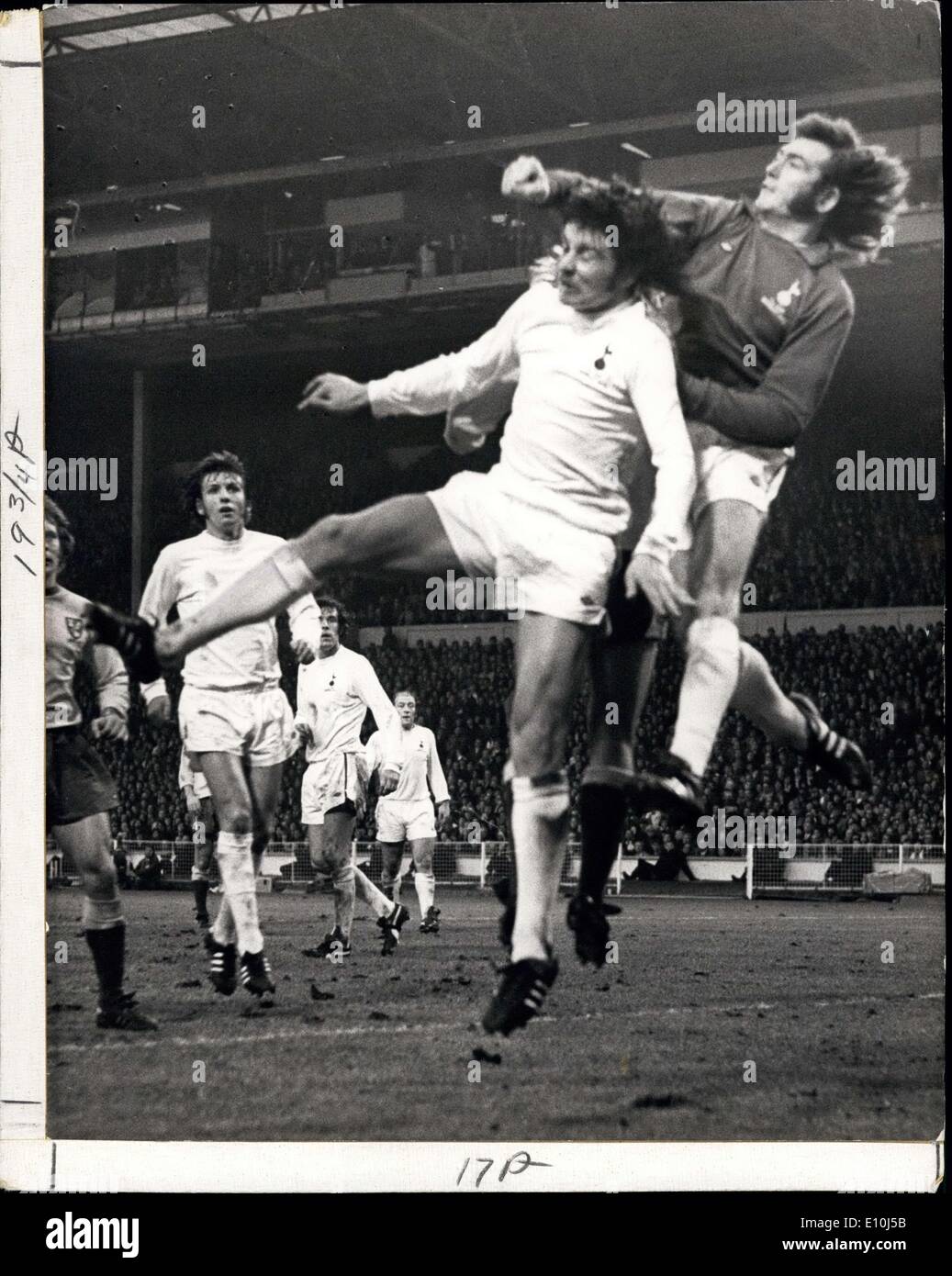 3. März 1973 - schlagen Sporen Norwich 1-0 in der Liga-Cup-Finale im Wembley-Stadion. Foto zeigt Spurs Torwart Pat Jennings mit Hilfe von Teamkollege Steve Perryman klar den Ball während einer Last-Minute-Attacke von Norwich. Stockfoto