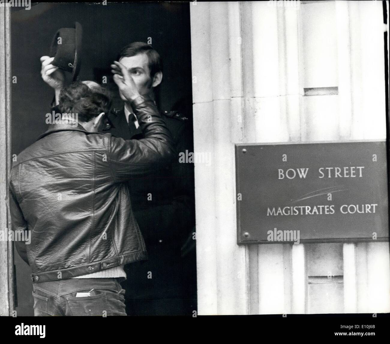 3. März 1973 - Vorkehrungen in BOW STREET COURT... Sicherheitsvorkehrungen wurden ergriffen am Bow Street Hof heute, wo sieben Männer und drei Frauen heute wieder erscheinen sind, auf Taucher Tage belastet und vor dem 8. März dieses Jahres in die Zuständigkeit der zentralen Strafgerichtshof sie widerrechtlich und vorsätzlich verschworen, miteinander und mit anderen Personen, zur Ursache von explosionsgefährlichen Stoffen, Explosionen im Vereinigten Königreich geeignet sind, Leben zu gefährden oder zu schweren Verletzungen-Eigenschaft im Gegensatz zu dem Abschnitt 3a der Art der Explosive Substanz Act. 1883 Stockfoto