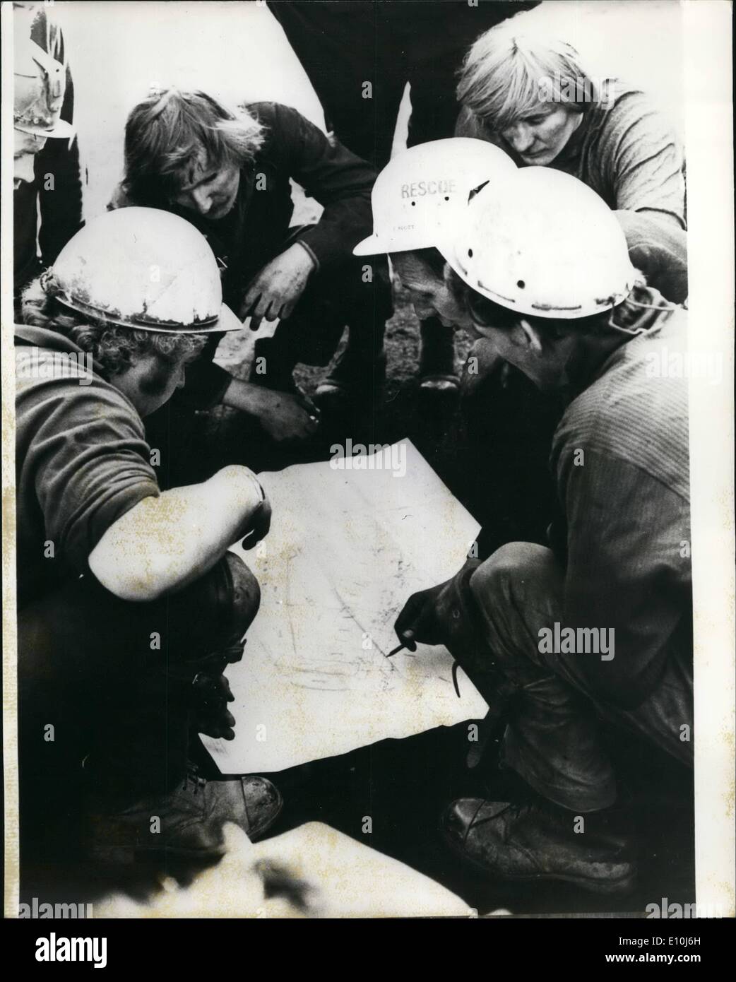 3. März 1973 - neue Hoffnung für die eingeschlossenen Bergleute. gab heute, die die sieben überfluten - eingeschlossenen Bergleute auf der linken Seite-Haus Zeche, in der Nähe von Wakefield, Yorkshire. hatte gefunden, dass ein Luftpolster und die Retter in der Zeit Reachm sie wäre. die Männer wurden unterirdische für 72 Stunden. Foto zeigt, dass Mitglieder des Rettungsteams Plotten Sie Routen zu den eingeschlossenen Männern mit den Plänen der Mine gesehen werden. Stockfoto