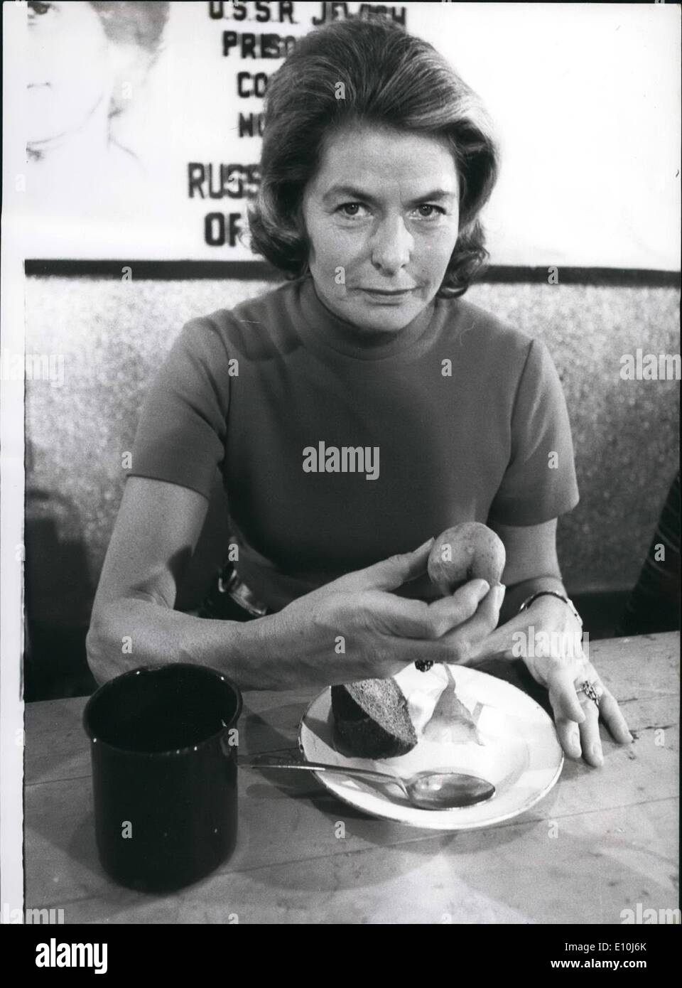 3. März 1973 - Ingrid Bergman besucht Mittagessen von der Frauen Kampagne für sowjetische Juden: Schauspielerin Ingrid Bergman, besuchte eine Mittagessen waren heute Morgen im Imperial Hotel, Russell Square, sie präsentierte sich mit einem Medaillon, entworfen von Andrew Grima, sie lesen Sylva Zalmanson auf der einen Seite und UdSSR jüdischen Prisoner of Conscience andererseits und Kosten £2,00 und das Objekt ist für die Menschen im ganzen Land, es im Kampf um die Sylva helfen tragen Veröffentlichung Stockfoto