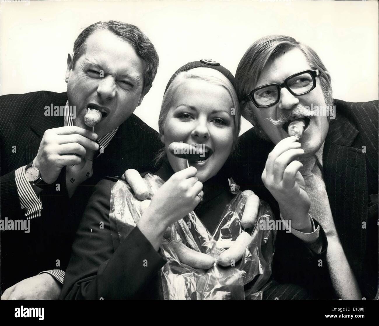 12. Dezember 1972 - englische Würstchen aus nach Amerika für Contest.: 250 lbs englische Würstchen verließen London heute für Atlanta, Georgia, USA, wo sie für Geschmack in einem großen 900 Menschen Wurst-Wettbewerb gegen seine amerikanischen Gegenstücke beurteilt werden. Eine Rezeption fand vor dem Abflug am Terminal der BOAC, Buckingham Palace Road. Foto zeigt Scott Bowyers BOAC Stewardess Christine Holbrook, die Rezeption gesehen, Würstchen mit zwei Mitgliedern des britischen Teams John Locke (links), der Wände Fleisch Gruppe und Lionel Welsford Verkostung teilgenommen. Stockfoto