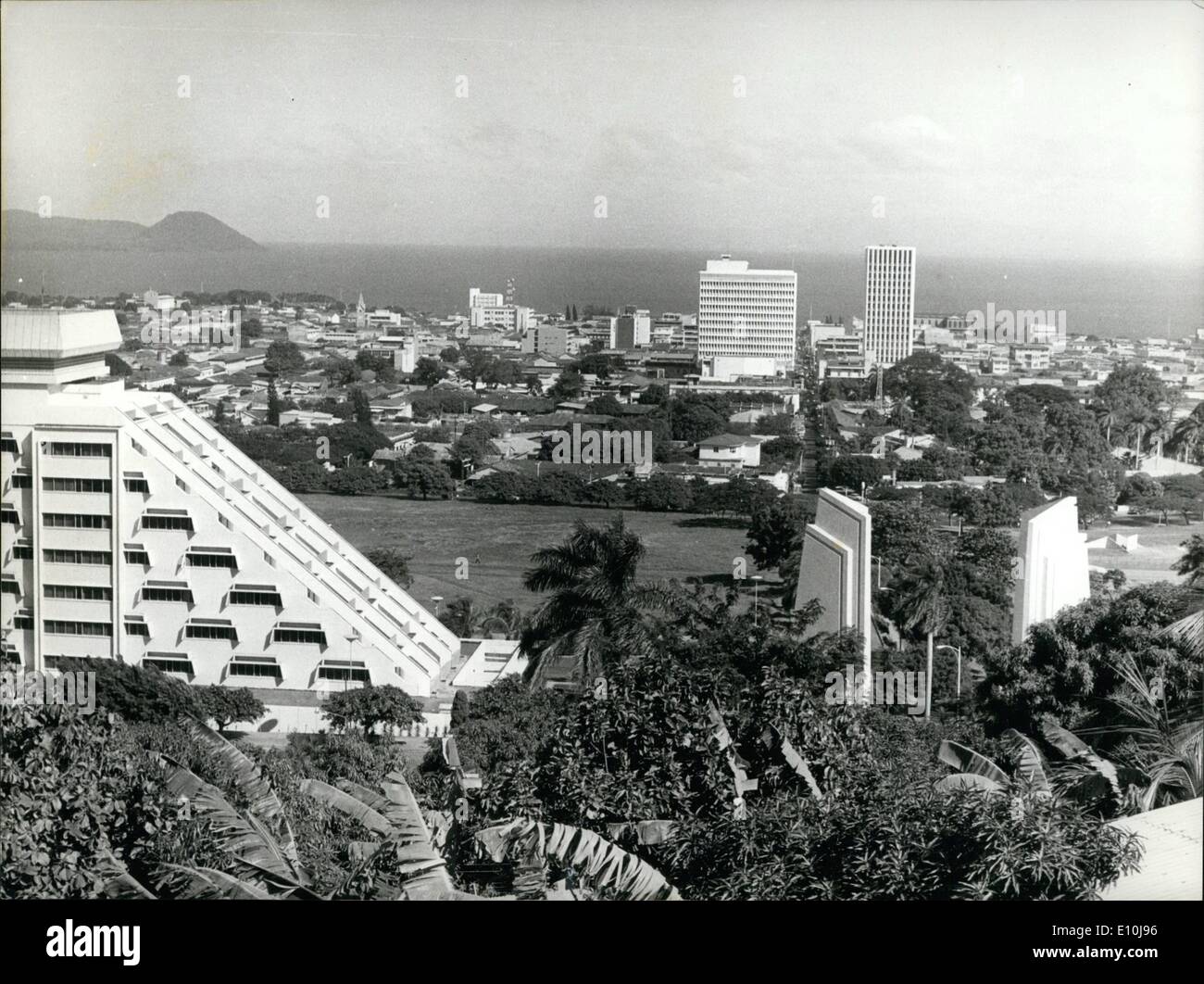 12. Dezember 1972 - Managua, die Hauptstadt von Nicaragua. Managua, Nicaragua: Dieses Bild von Nicaraguas Hauptstadt Managua aus dem Garten der Regierungspalast wurden unternommen. Im Vordergrund rechts Flügel die beiden des Denkmals des US-Präsidenten Roosevelt. Bei Verlassen der schräge Profil des Hotel Intercontinental. Stockfoto