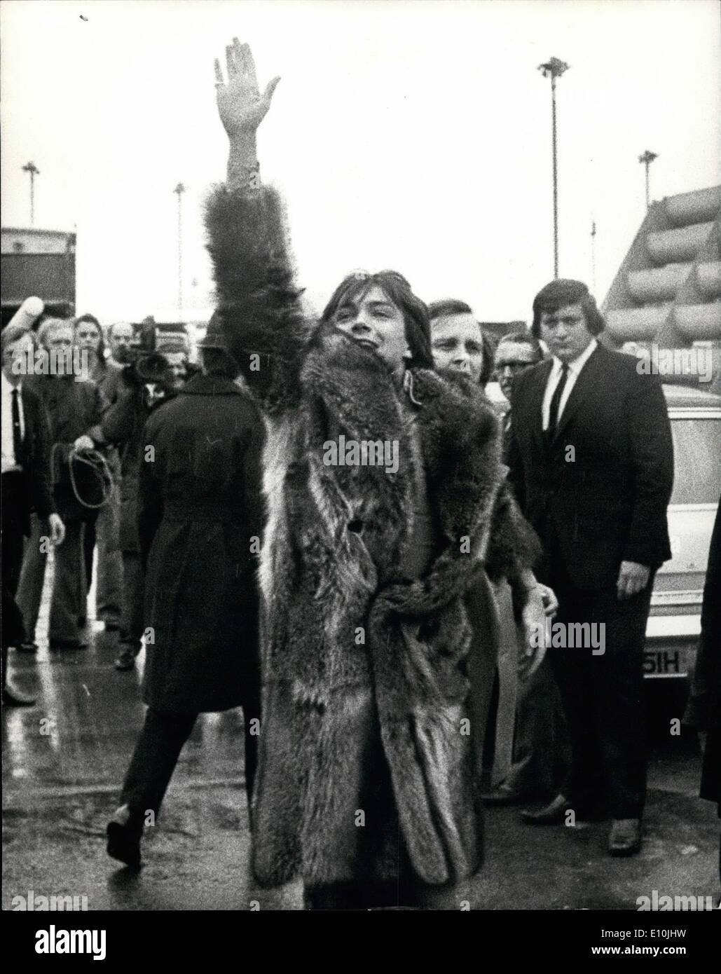 3. März 1973 - Pop Fans Herde zu London Flughafen zu sehen Pop-Idol David Cassidy fliegen Home To America: Pop-Idol David Cassidy, die nach seinen Auftritten in Großbritannien, von Müdigkeit und Grippe leidet flog zurück nach Amerika heute. Foto zeigt David Cassidy Wellen an die Fans, als er London Airport mit dem Flugzeug nach Amerika heute verließ. Stockfoto