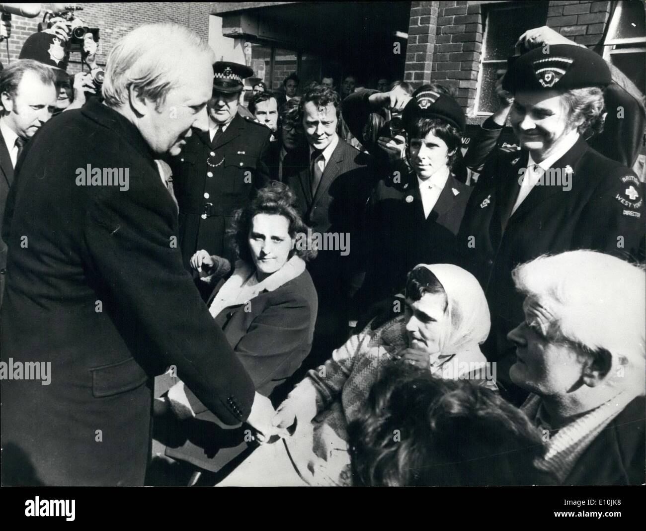 3. März 1973 - der Ministerpräsident im Gespräch mit Angehörigen der eingeschlossenen Bergleute im Lofthouse Zeche in Yorkshire: Hoffnungen auf einen frühen Durchbruch an der Stelle, wo die sieben fehlende Yorkshire Miners begraben sind, sank gestern Abend als Retter gegen eine Mauer aus Lehm und Schlamm kam. Es erstreckte sich für über 120-Füße entlang den Ansatz Tunnel am Lofthouse Zeche, in der Nähe von Wakefield, Yorkshire. Gestern besuchte Herr Heath, der Premierminister, auf der Zeche und sprach zu Verwandten der eingeschlossenen Bergleute. Foto zeigt Herr Stockfoto