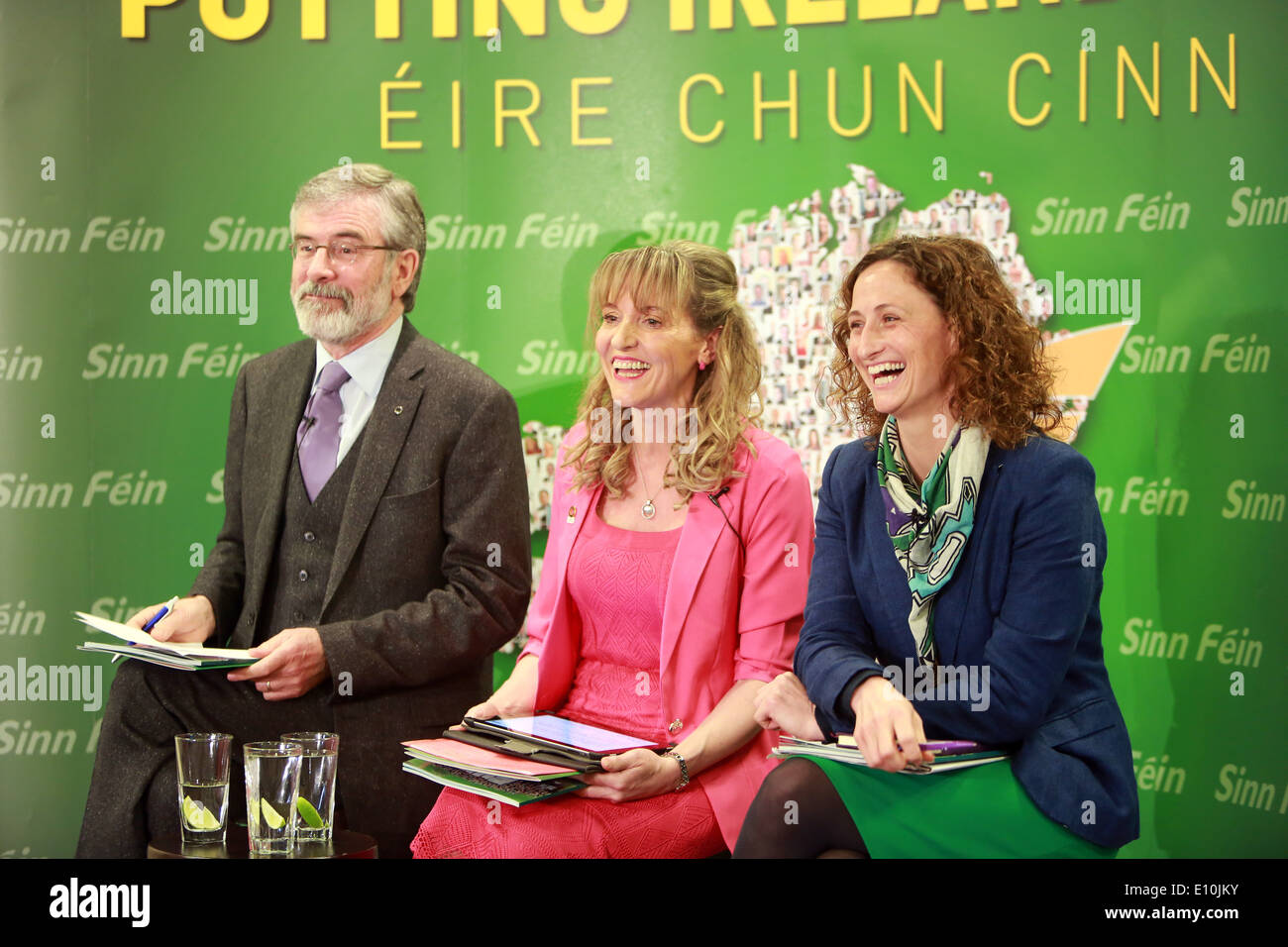 Sinn Féin Partei Führer Gerry Adams sitzt mit den Wahlen zum Europäischen Parlament Kandidaten Martina Anderson und Lynn Boylan, Stockfoto