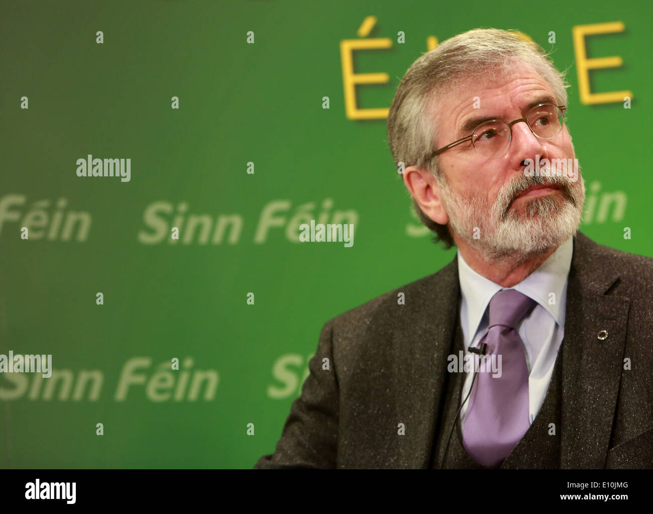 Sinn Féin Partei Führer Gerry Adams sitzt mit den Wahlen zum Europäischen Parlament Kandidaten Martina Anderson und Lynn Boylan, Stockfoto