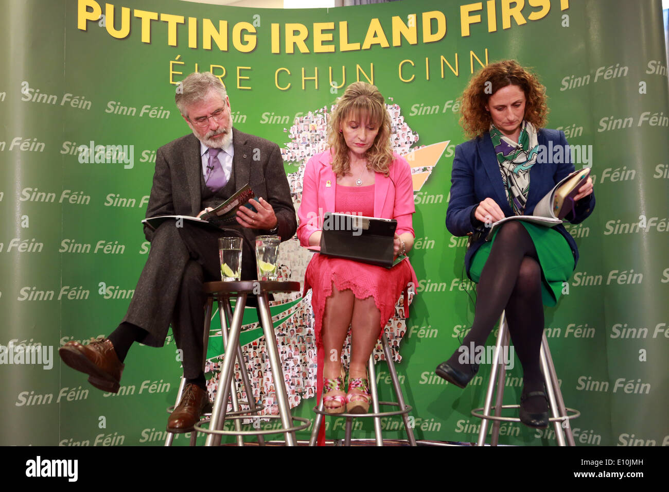 Sinn Féin Partei Führer Gerry Adams sitzt mit den Wahlen zum Europäischen Parlament Kandidaten Martina Anderson und Lynn Boylan, Stockfoto