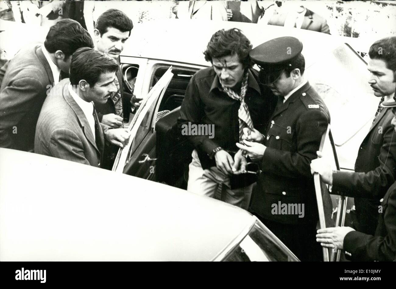 4. April 1973 - Zypern; Foto zeigt ein Mitglied der arabischen Befehle nach Angriff der El Al Airlines am Flughafen von Nikosia verhaftet. Stockfoto