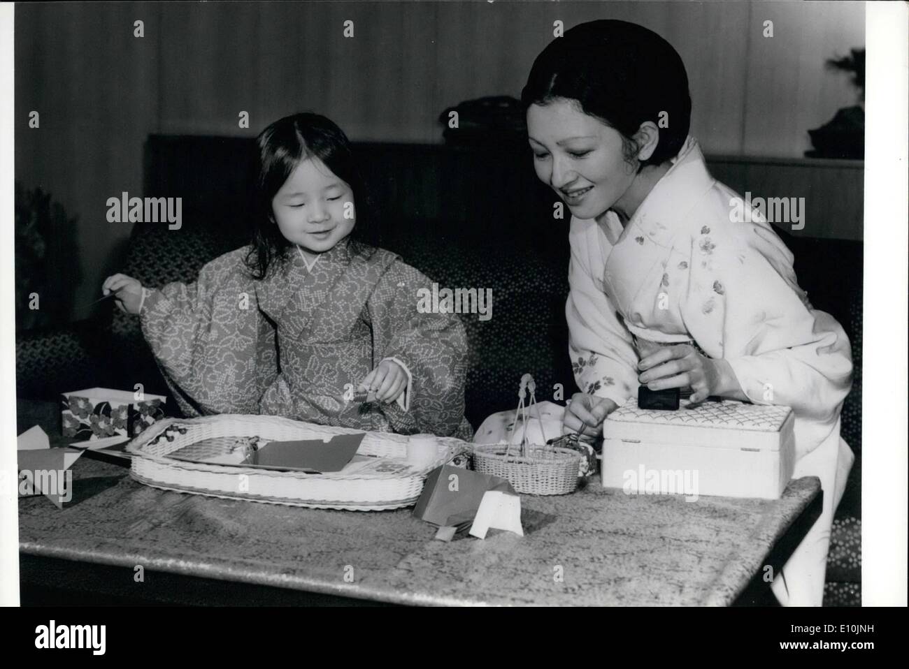 4. April 1973 - eine kleine Prinzessin in ihrem Palast.: die Menschen in Japan beobachten eine niedliche kleine Prinzessin erwachsen zu werden. Sie ist Prinzessin Nori jüngstes Kind und einzige Tochter des Kronprinzen und der Prinzessin von Japan, wer feierte ihren 4. Geburtstag April dieses Jahres, und hat nur eingeschrieben in einem drei-Jahres-Kurs in einem privaten Kindergarten. Wie jedes andere 4-jährige Mädchen sie spielt im Park der Tōgu-Palast, der Tokio-Residenz ihrer Eltern, und ist oft zusammen mit ihren zwei Brüdern Prinz Hiro und Prinz Aya Stockfoto