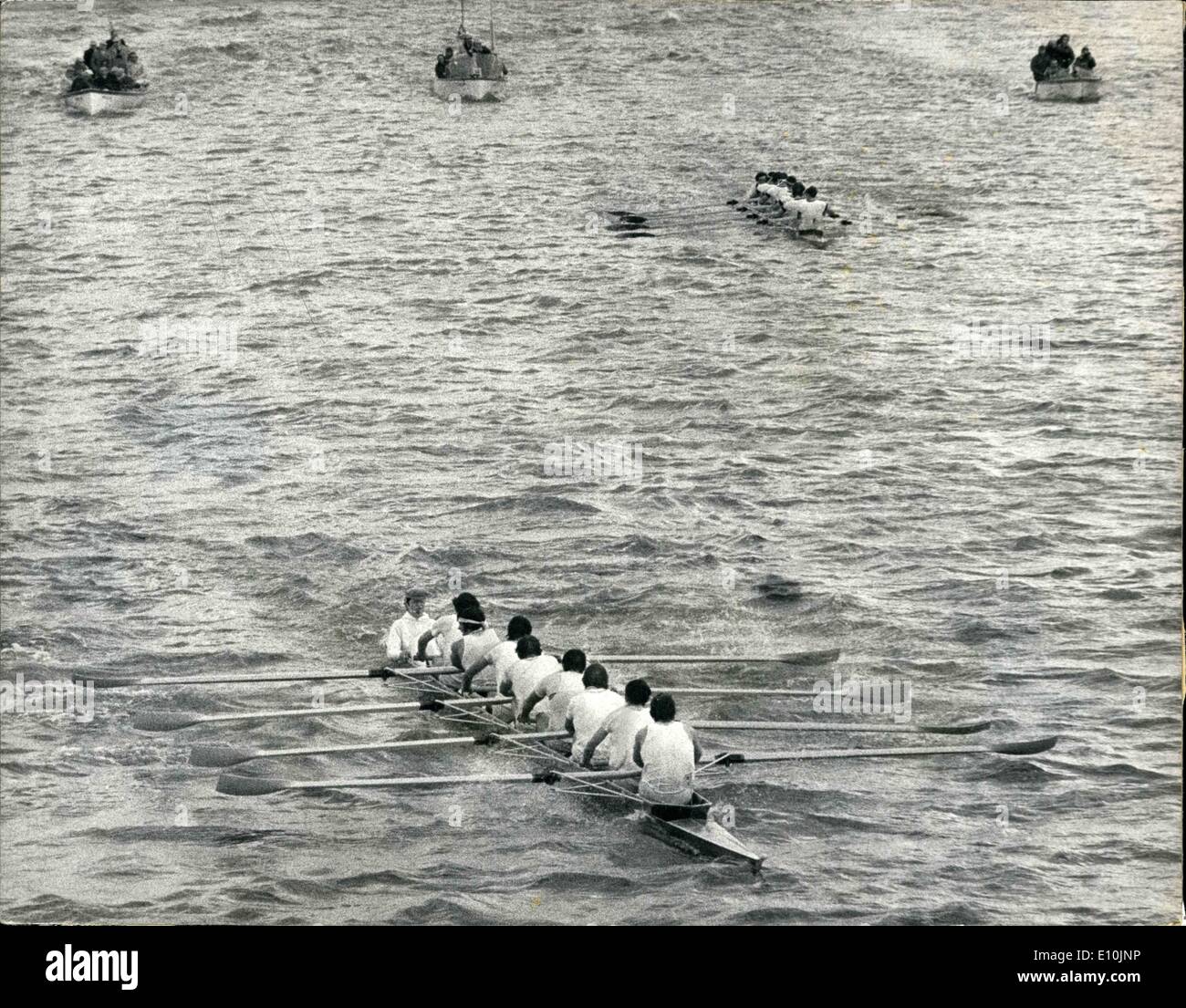 7. April 1973 - 7. April 1973 Cambridge gewann das Rennen. Cambridge schlagen heute Oxford in das jährliche Bootsrennen durch 13 Längen über 4-Meilen-Kurs von Putney zu Mortlake. Foto zeigt: die Ansicht von Hammersmith Bridge, Cambridge, Oxford führt, während des Rennens zeigt. Stockfoto