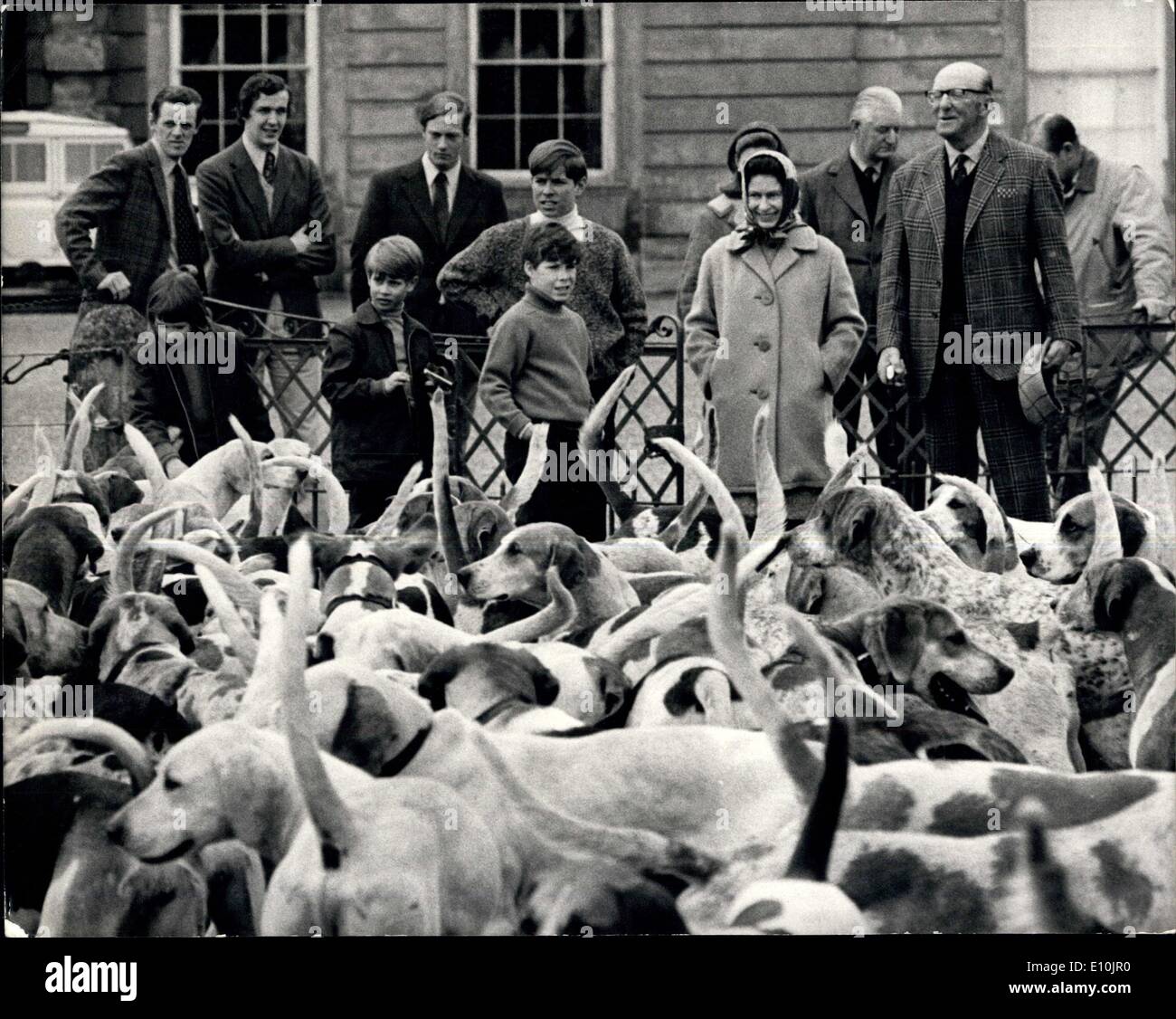 14. April 1973 - Badminton Horse Trials - besuchen die Mitglieder der königlichen Familie. Foto zeigt HM The Queen abgebildet mit einigen der königlichen Kinder, wie sie das Pack von Beaufort Hunden kontrolliert. (L, R) Lady Sarah Armstrong-Jones, Prinz Andrew, Viscount Lindley, und hinter ihm Prinz Edward und die Königin H.M. Stockfoto