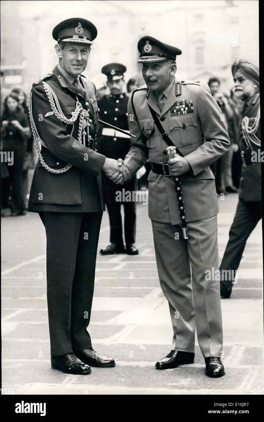 16. April 1973 - 16. April 1973 Feldmarschall Manekshaw, indische Armee. Feldmarschall S.H.F.J. Manekshaw, MC., indische Armee, die bei einem Besuch ist ot das Vereinigte Königreich, heute Morgen ging an das Verteidigungsministerium, London, wo er von Chef des Generalstabs, General Sir Michael Carver und ein Guard of Honour fanden beim 1. Bataillon The Irish Guards, mit der Band von Coldstream Guards in Anwesenheit begrüßt wurde. Fangen Sie Marschall Manekshaw statt die Ernennung der Generalstabschef der Armee Indien vom 8. Juni 1969 bis 15. Januar 1973. Er ist der erste indische Offizier im Rang eines Feldmarschalls zu halten Stockfoto