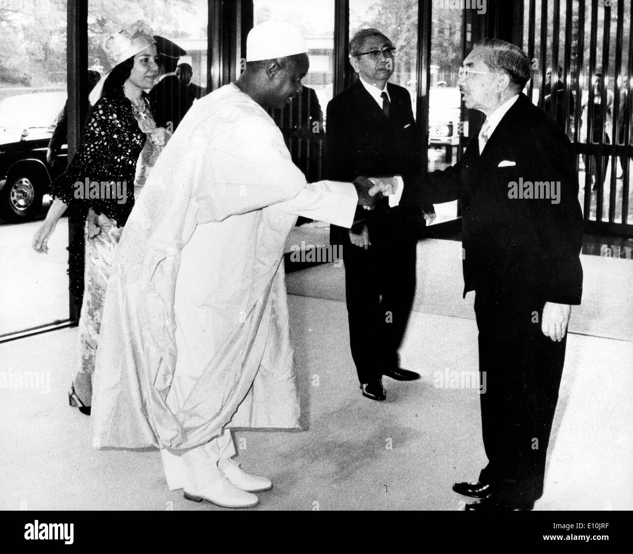 Kamerun Präsident AHMADOU AHIDJO und seine Frau, tragen ihre Trachten, von Japan Kaiser HIROHITO empfangen Stockfoto