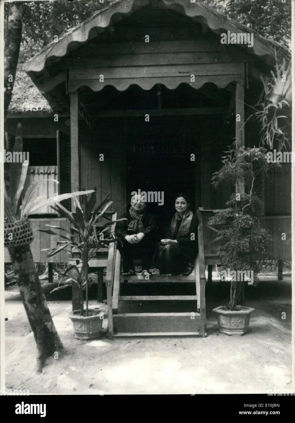 20. April 1973 - Rate von seinen vielen Anhängern, die Angriffe auf Phnom-Penh, ganzen gestartet Prinz Sihanouk kehrte nach Kambodscha zum ersten Mal seit seinem Self-imposed Exil nach Peking. Hes ist hier mit seiner Frau in die "freie" Zone von Kambodscha. Stockfoto