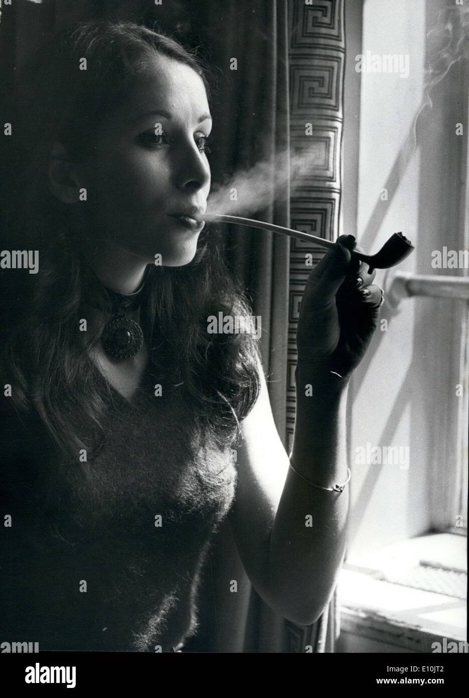 25. April 1973 - National Pipe Rauchen Championships Finals im Cafe Royal: das Finale der Großbritanniens zweiten nationalen Pfeife rauchen Meisterschaft, fand heute im Cafe Royal Regent Street. Foto zeigt die 24-jährige Jackie Jackson von London, obwohl kein Konkurrent ein Ton-Rohr genießt, als sie den Wettbewerb im Gange sieht. Stockfoto