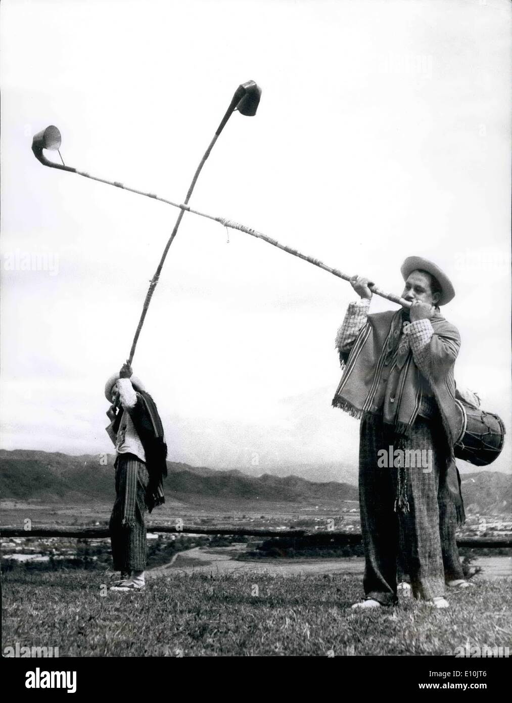 27. April 1973 - 27. APRIL - 1973 QUEER musikalische Instrumente Foto zeigt einheimischen Musikern der Bergregion. der nördliche Argentinien geben Sie eine lange Explosion auf ihrem Instrument namens '' ERIE'', eine sehr lange, aber leichte Horn, mit einem reedy sound Stockfoto