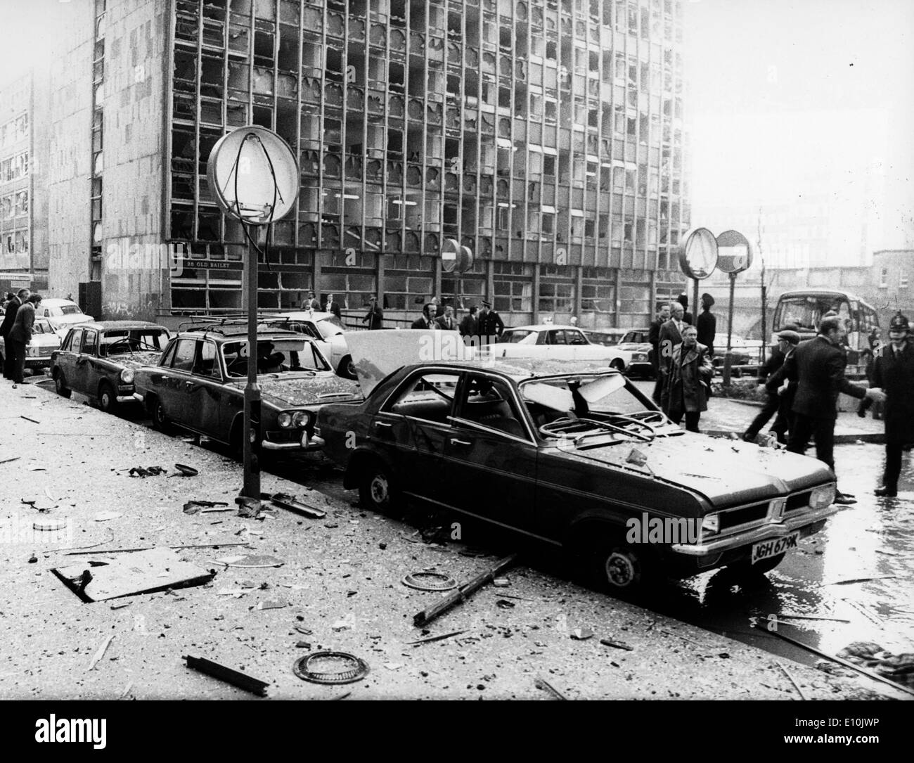 8. März 1973; London, England, Vereinigtes Königreich; Die Szene nach der Explosion außerhalb des Old Bailey Stockfoto