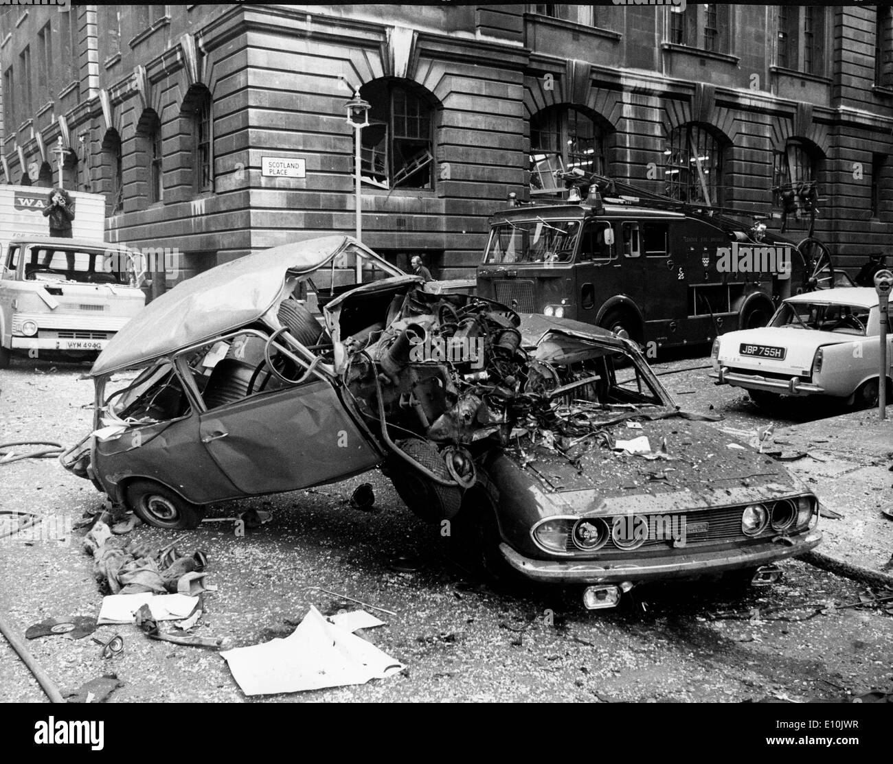 Ansicht der zerstörten Autos und Fenstern eines Gebäudes gegenüber der Old Bailey Stockfoto