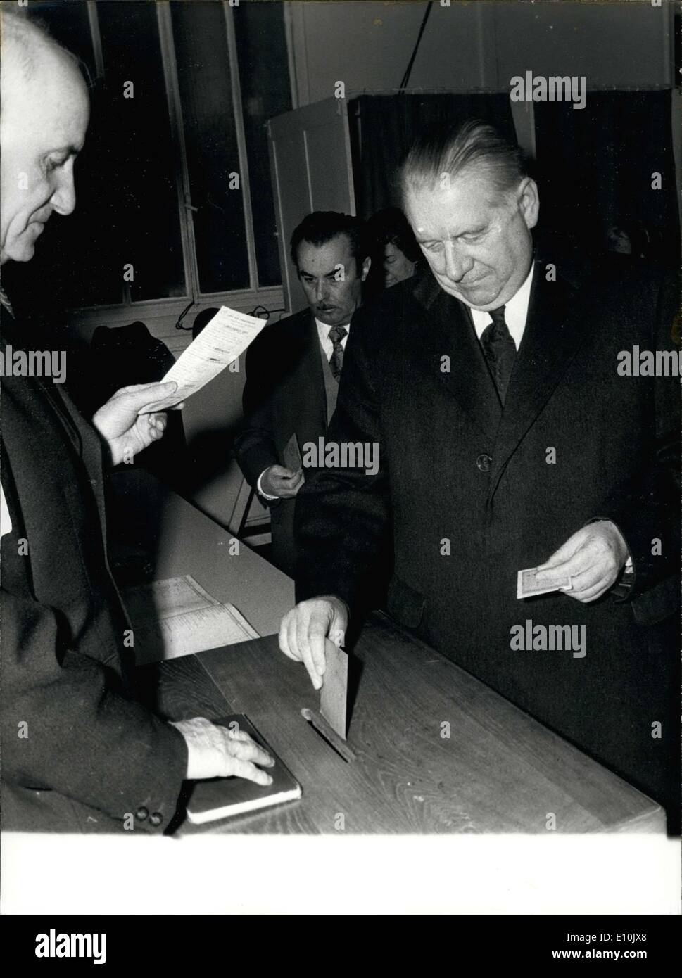 11. März 1973 - Frankreich heute zum zweiten Mal in 424 Wahlkreise Stichwahlen abgestimmt. Alain Poher, Präsident des Senats, stimmen in Ablon. Stockfoto