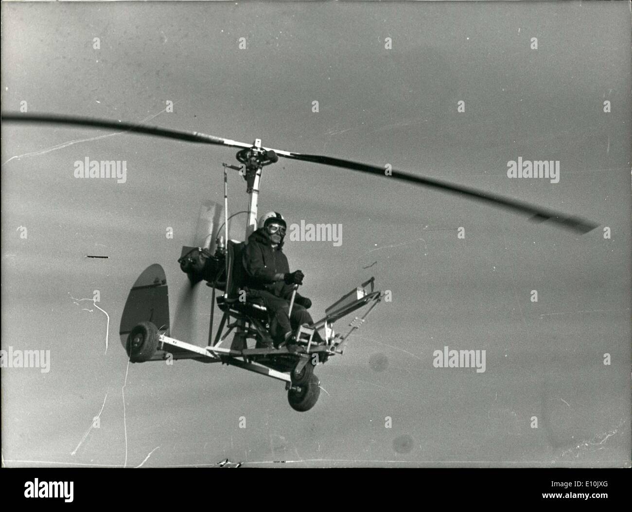 13. März 1973 - erste Pilotin Girocopter Danielle Rouchy Over Avignon Stockfoto