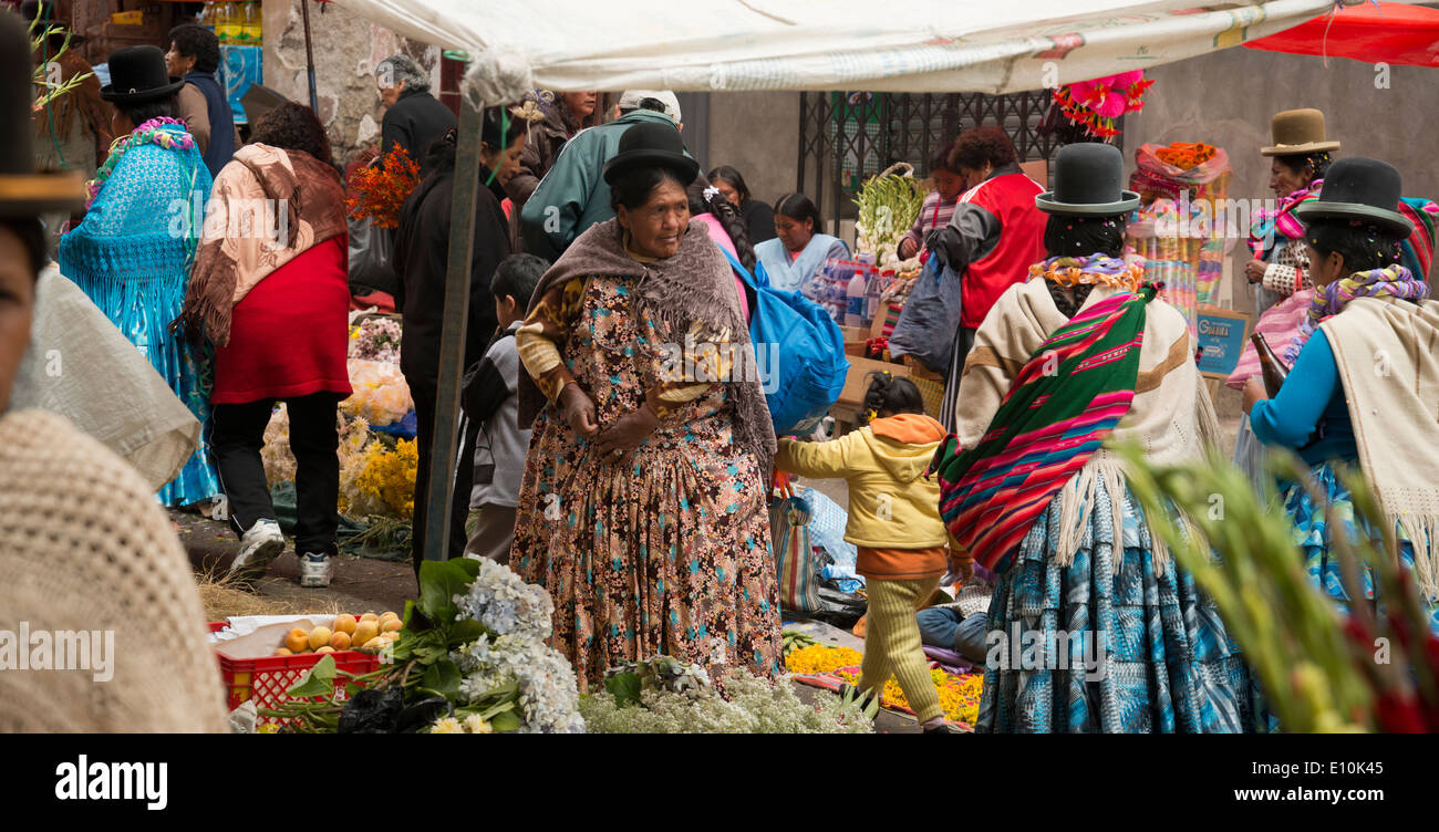 Bolivianische Frauen oder Cholitas auf einem Blumenmarkt in La Paz, Bolivien. Stockfoto