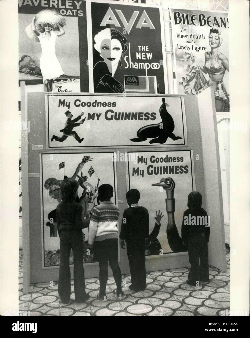 3. Mai 1973 - Ausstellung der Poster alte Meister: Eine Ausstellung der klassischen Poster Altmeister der letzten siebzig Jahre, hat heute im Musée Bethnal Green, London eröffnet. Die Sammlung wurde dem Museum von Werbeagentur Ogilvy, Benson und Mather gegeben. Das Foto zeigt junge Besucher der Ausstellung betrachten einige der das Plakat Altmeister im Bethnal Green Museum heute. Stockfoto