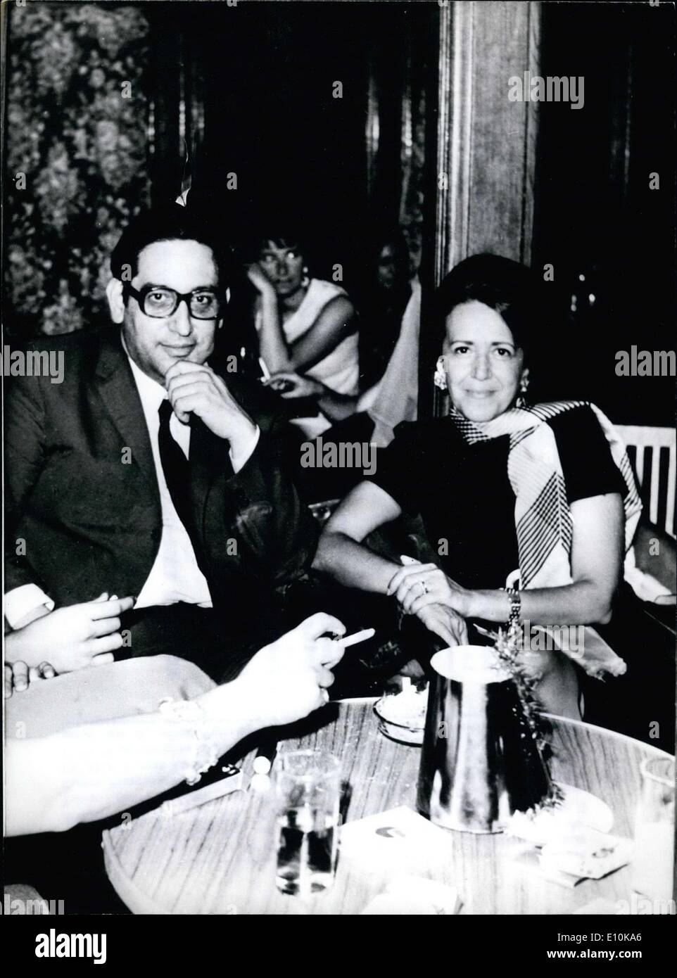 3. April 1973 - Bonn Professor Dimitri Tsatsos retten will, der findet im Gefängnis in Athen: die westdeutsche Regierung wird versuchen, erhalten die Befreiung von der Bonner Professor Herr Domitris Tsatsos, wer ist bekannt als Gegner des griechischen politischen Systems und die in Athen am 29. März 1973 verhaftet wurde. Der deutsche Außenminister Walter Scheel, wird nicht seinen geplanten Besuch in Griechenland, ausführen wenn die Behörden den Professor nicht freigibt. Foto zeigt Tsatsos und ein Freund von ihm in Athen 1971. Stockfoto