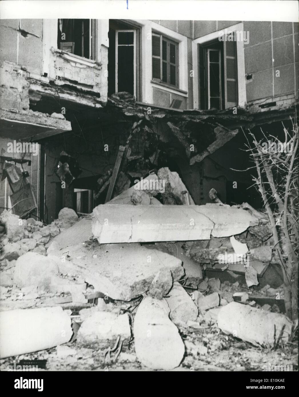 4. April 1973 - Angriff auf die Residenz des Botschafters In Nikosia: arabischen Guerillas vor kurzem sprengten im Erdgeschoss der Wohnblock in Nikosia, Zypern, Gehäuse der israelische Botschafter in Zypern. der Botschafter, Herr Rahamim Timer, hatte seinen zweiten Stock Wohnung nur ein wenig früher verlassen und war unverletzt. Foto zeigt Blick zeigt das Wrack nach dem Angriff in die Gehäuse der israelische Botschafter in Nikosia Wohnblock. Stockfoto