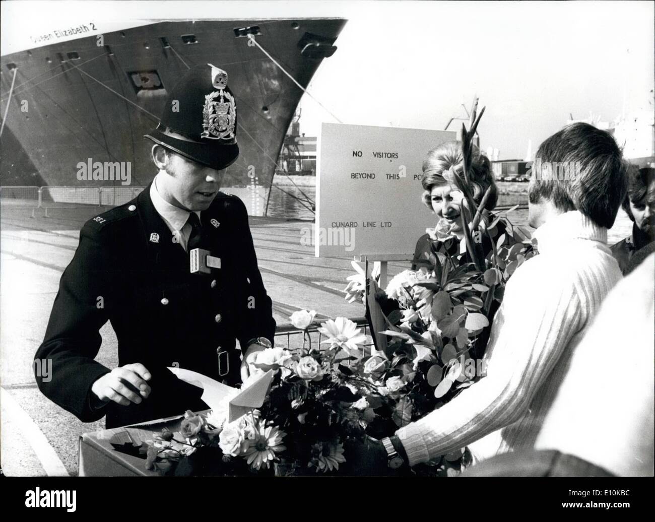 4. April 1973 - Sicherheitsvorkehrungen, wenn QE2 für ISRAEL verlässt... Massive Sicherheitsvorkehrungen wurden gestern bei der Liner Queen Elizabeth 2 Southampton mit 580 Passagiere, die meisten davon amerikanische Juden für eine Kreuzfahrt nach Israel Kennzeichnung Pessach und dem 25. links montiert. Jubiläum des jüdischen Staates, Foto zeigt:-sogar Blumen kam gestern unter die Lupe genommen in Southampton. Stockfoto